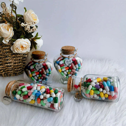 Kapseln mit Nachricht in Geschenkflasche